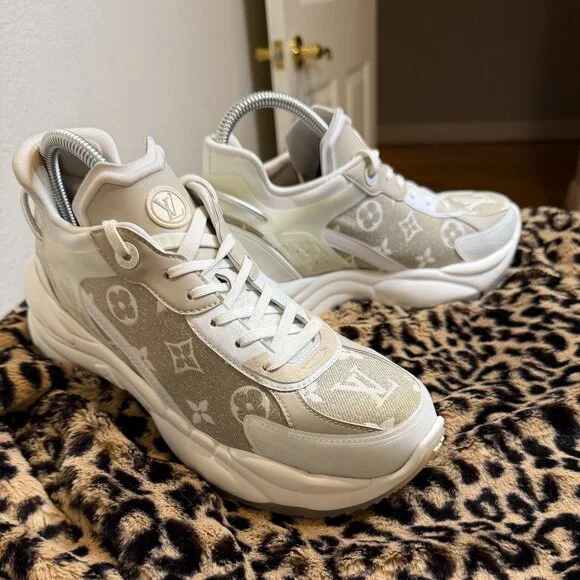 Louis Vuitton LV Run 55 Sneakers 'Beige Monogram White Leather" 39 WMN US 8 lux - Picture 6 of 15